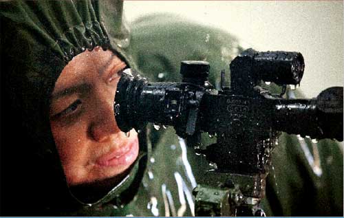 黃雪鷹在淋雨試驗中對槍支瞄準(zhǔn)鏡進(jìn)行調(diào)試 黃雪鷹在淋雨試驗中對槍支瞄準(zhǔn)鏡進(jìn)行調(diào)試