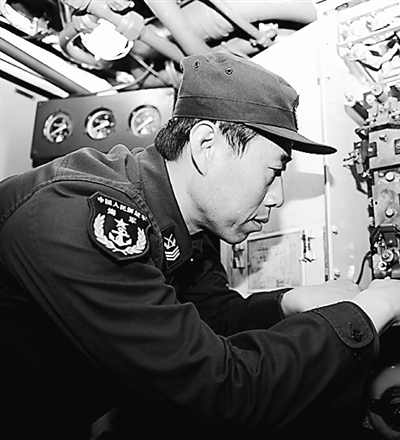 一級(jí)軍士長(zhǎng)婁飛“藍(lán)鯨龍骨”技藝不凡 高先千 攝 一級(jí)軍士長(zhǎng)婁飛“藍(lán)鯨龍骨”技藝不凡 高先千 攝