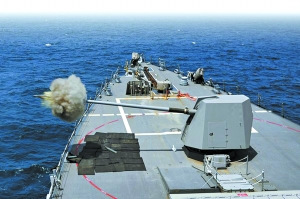 美國“麥坎貝爾號”驅(qū)逐艦10月20日在越南附近水域開展實彈射擊演練。 美國“麥坎貝爾號”驅(qū)逐艦10月20日在越南附近水域開展實彈射擊演練。