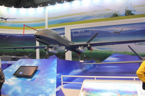 本次珠海航展上中國航天科技集團(tuán)展出的彩虹-4無人機(jī) 本次珠海航展上中國航天科技集團(tuán)展出的彩虹-4無人機(jī)