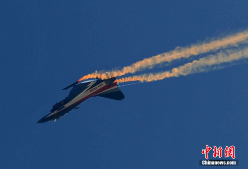 八一飛行表演隊珠海獻(xiàn)技 八一飛行表演隊珠海獻(xiàn)技