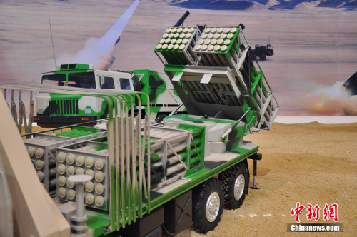 中國“衛(wèi)士”系列遠(yuǎn)程多管火箭武器系統(tǒng)集中亮相珠海航展。 中國“衛(wèi)士”系列遠(yuǎn)程多管火箭武器系統(tǒng)集中亮相珠海航展。