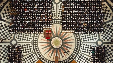 撒切爾夫人的靈柩由十名軍人護(hù)送進(jìn)入圣保羅大教堂 撒切爾夫人的靈柩由十名軍人護(hù)送進(jìn)入圣保羅大教堂