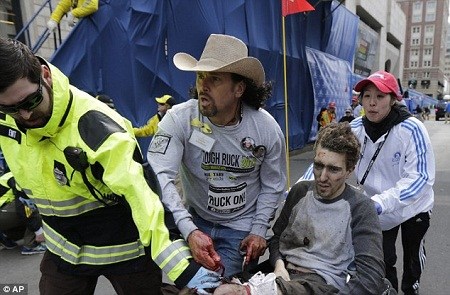 美國(guó)27歲小伙子杰弗里贠曼(右二)在波士頓爆炸案中雙腿被炸 美國(guó)27歲小伙子杰弗里贠曼(右二)在波士頓爆炸案中雙腿被炸