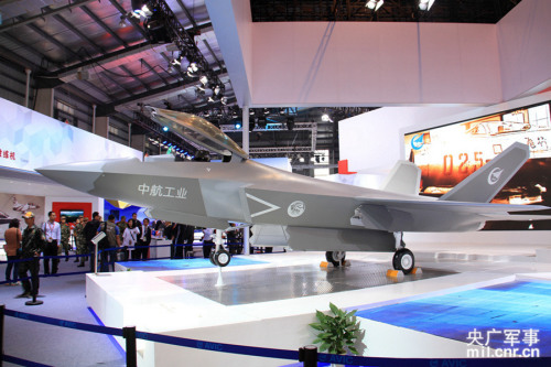 全仿真1:2的殲-31“鶻鷹”戰(zhàn)機模型 魏明 攝 全仿真1:2的殲-31“鶻鷹”戰(zhàn)機模型 魏明 攝