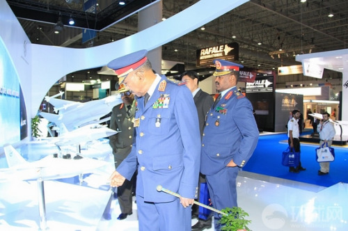 蘇丹防長駐足觀看中國梟龍獵鷹 蘇丹防長駐足觀看中國梟龍獵鷹