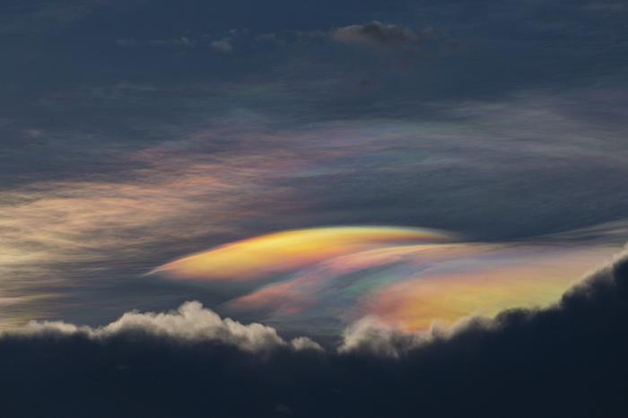 ?？诂F(xiàn)“七彩云”景象