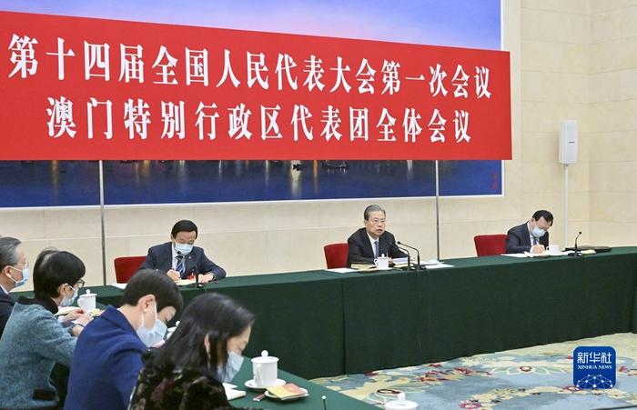 趙樂(lè)際參加澳門(mén)代表團(tuán)審議