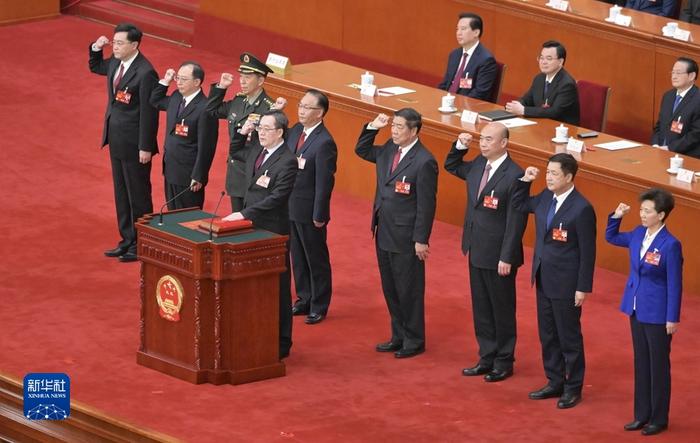 國務(wù)院副總理、國務(wù)委員、秘書長進行憲法宣誓