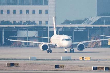 東航C919國(guó)產(chǎn)大飛機(jī)執(zhí)飛第三條定期航線“滬陜快線”