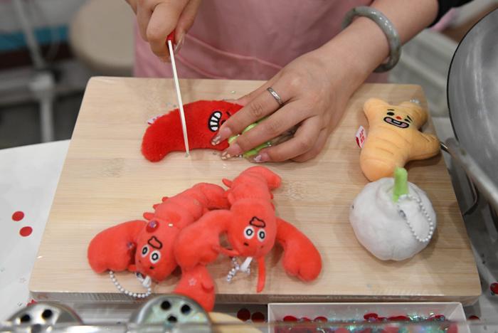 成人“過家家”來了！長沙湘菜版jellycat受捧