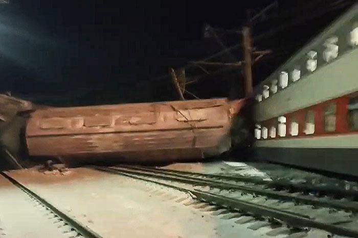 俄羅斯客運列車與貨運列車相撞 已造成2人死亡