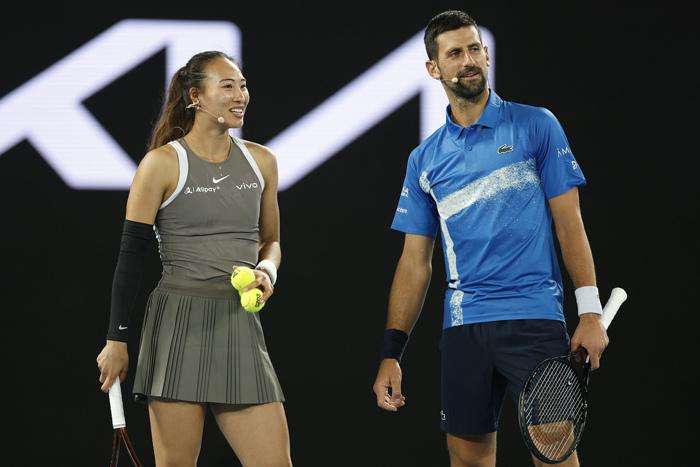 夢幻聯(lián)動(dòng)！鄭欽文搭檔德約出戰(zhàn)澳網(wǎng)表演賽