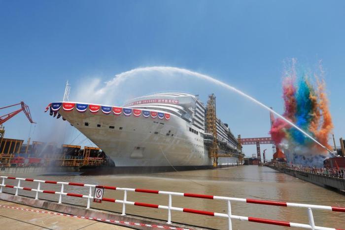 第二艘國產(chǎn)大型郵輪“愛達(dá)·花城號(hào)”實(shí)現(xiàn)塢內(nèi)起浮