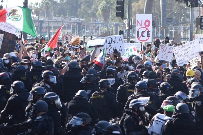 美國洛杉磯抗議者與警方發(fā)生沖突