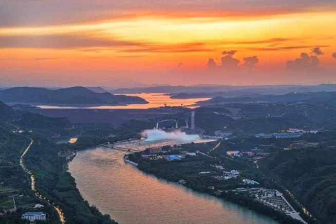 航拍黃河小浪底落日余暉壯美如畫(huà)