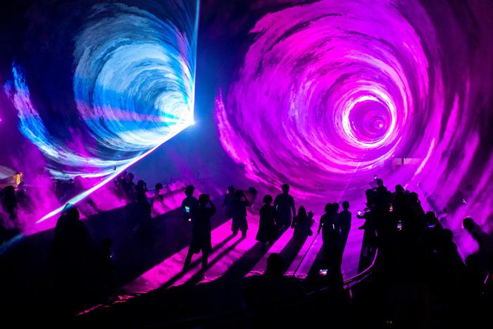 湖北武漢：“光影奇幻夜”熱力全開點(diǎn)亮夏夜