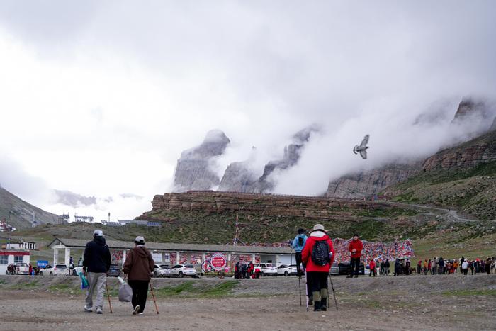 岡仁波齊轉山徒步催熱文旅產(chǎn)業(yè)