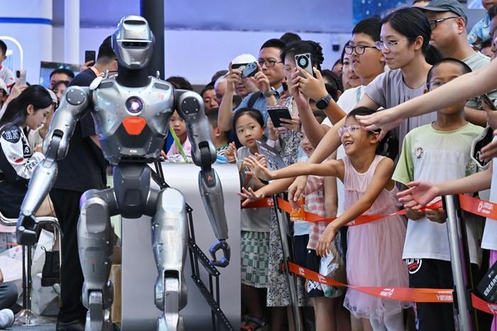 世界機(jī)器人大會周末人氣旺