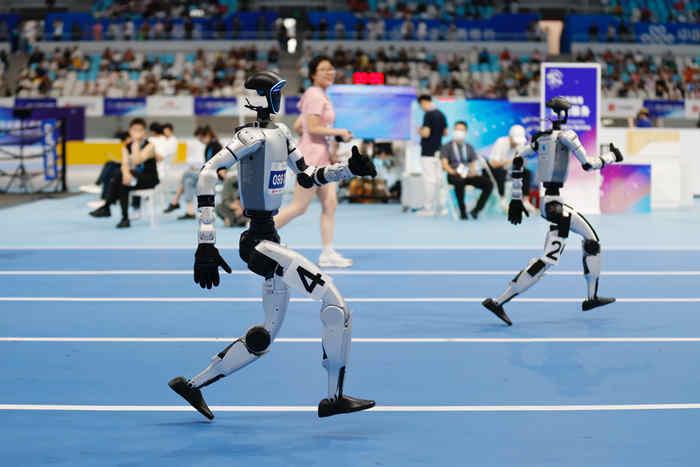 世界人形機(jī)器人運(yùn)動會：“百米飛人”激戰(zhàn)