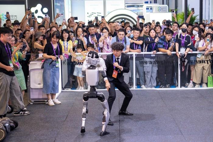 王祖藍(lán)“大戰(zhàn)”智能機(jī)器人