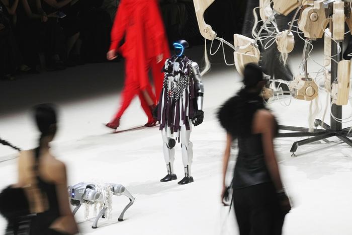 2025 | 人形機(jī)器人全面“出圈”：在秀、在跑、在思考