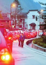 成南高速車(chē)流減半仍擁堵嚴(yán)重