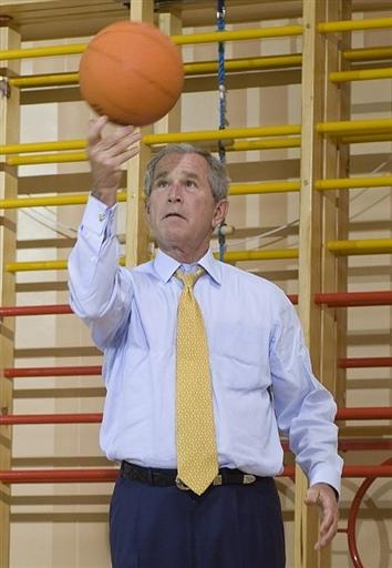 美國總統(tǒng)布什喜歡打籃球。