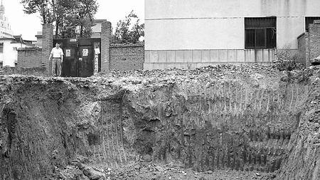 這個深約5米的大坑距居民樓房只有1米