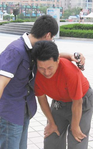 準(zhǔn)大學(xué)生打工籌學(xué)費(fèi)陷入傳銷父親千里相救