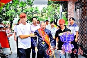 老翁照顧患病妻兒40年獲評道德模范(組圖)