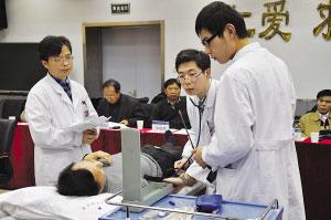 準醫(yī)生在為王德斌量血壓。(圖片由南醫(yī)大提供)