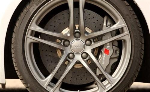 彗星撞地球 奧迪R8單挑法拉利Scuderia