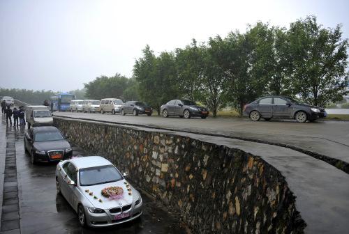 新娘結婚前8天遇害新郎抱遺照殯儀館辦婚禮