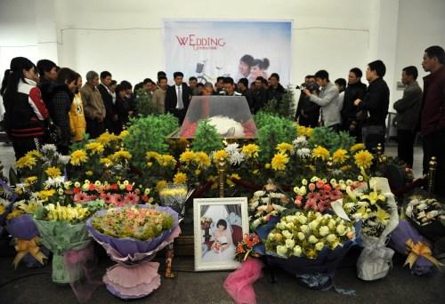 新娘結婚前8天遇害新郎抱遺照殯儀館辦婚禮
