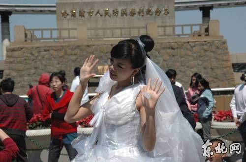 新娘穿塑料婚紗拍照被疑炒作(組圖)