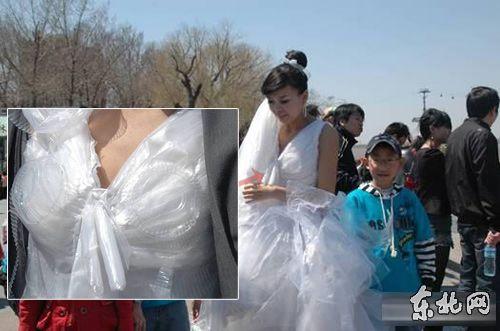 新娘穿塑料婚紗拍照被疑炒作(組圖)