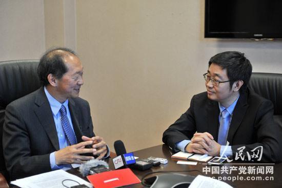 納扎爾巴耶夫大學(xué)校長接受人民日?qǐng)?bào)人民網(wǎng)記者采訪。