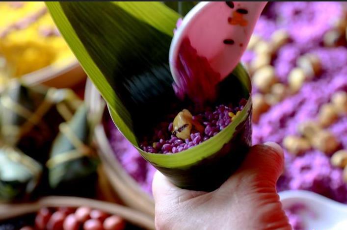 五色粽子你吃過(guò)嗎？廣西壯族民眾趕制特色粽子迎端午