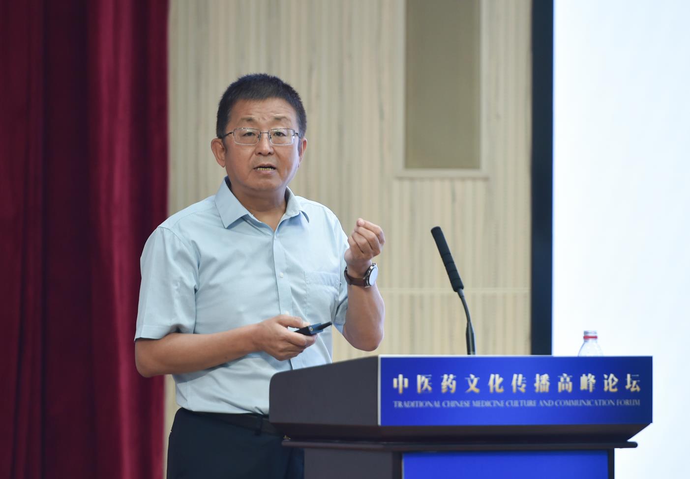 中國中醫(yī)科學院原院長、首席研究員、中國非物質(zhì)文化遺產(chǎn)保護協(xié)會副會長兼中醫(yī)藥委員會會長曹洪欣發(fā)表主旨演講。