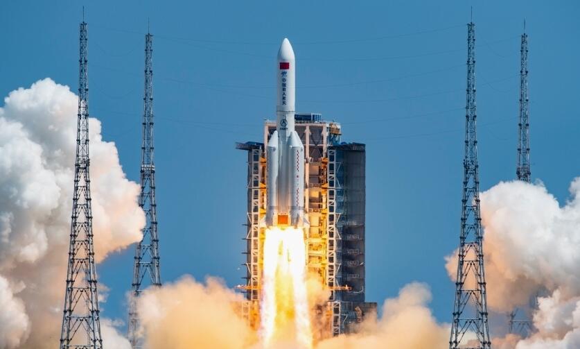 十年鏗鏘步，中國新坐標<p>以非凡十年的奮進征程為縱軸，以時代先鋒的擔(dān)當作為為橫軸，立于新時代中國的現(xiàn)實原點，來路星光燦燦，今朝群英堂堂。<p>