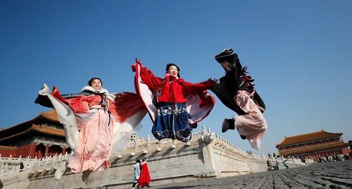 國潮俘獲“Z世代”，中國人審美旨趣向內(nèi)看