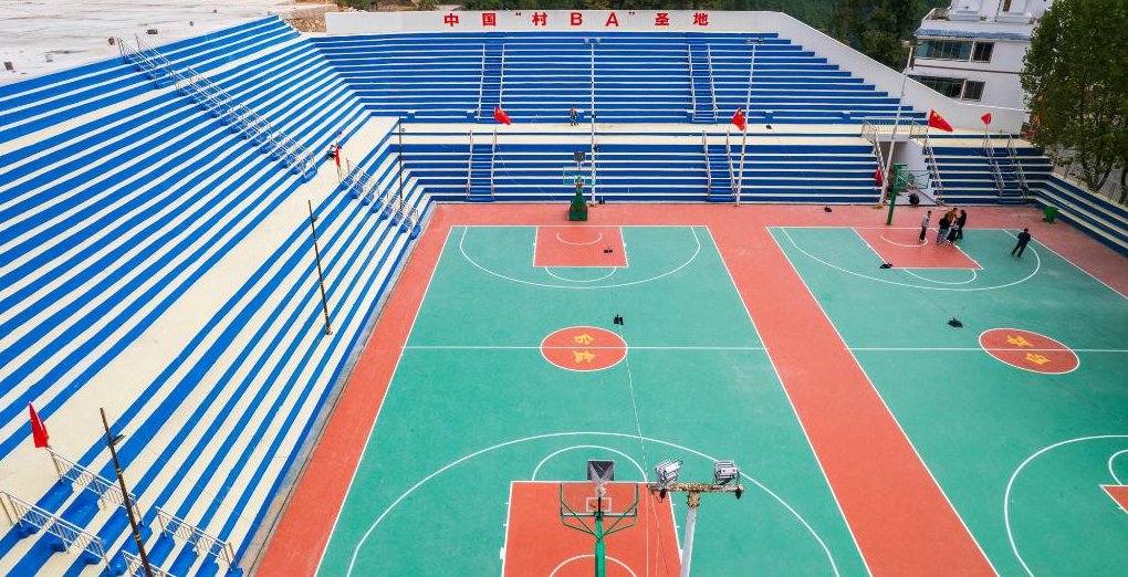 探訪“天下苗族第一縣”：“村BA”爆火背后是民族的交往交流交融<p>貴州省黔東南苗族侗族自治州臺江縣民族村寨臺盤村，對于籃球的熱愛是刻在骨子里的。見到村里高齡籃球愛好者陸大江時，他正打算前往“村BA”網(wǎng)紅籃球場了解改擴(kuò)建后的最新進(jìn)展，“我家里還有球衣和籃球，新球場弄好后要約上老伙計(jì)們?nèi)ヒ徽癸L(fēng)采?！?p>