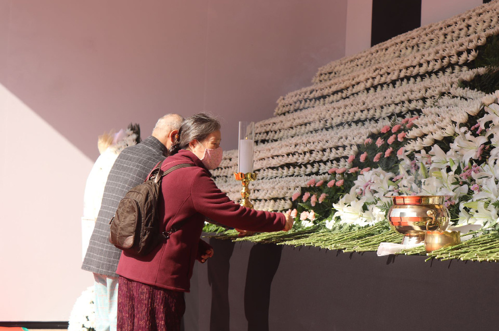 韓國(guó)民眾在首爾廣場(chǎng)悼念踩踏事故遇難者