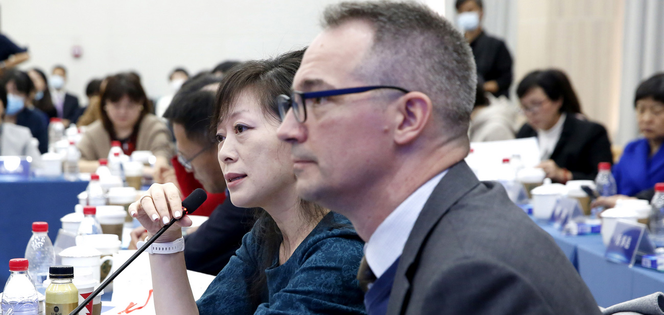 中國(guó)擴(kuò)大高水平開放決心不變 外企稱更看好中國(guó)市場(chǎng)<p>    企業(yè)代表表示，通過(guò)聆聽圓桌會(huì)關(guān)于黨的二十大報(bào)告的詳細(xì)解讀，對(duì)于報(bào)告重點(diǎn)內(nèi)容有了更深入更全面的掌握和理解，更加提振了在華投資的信心。<p>