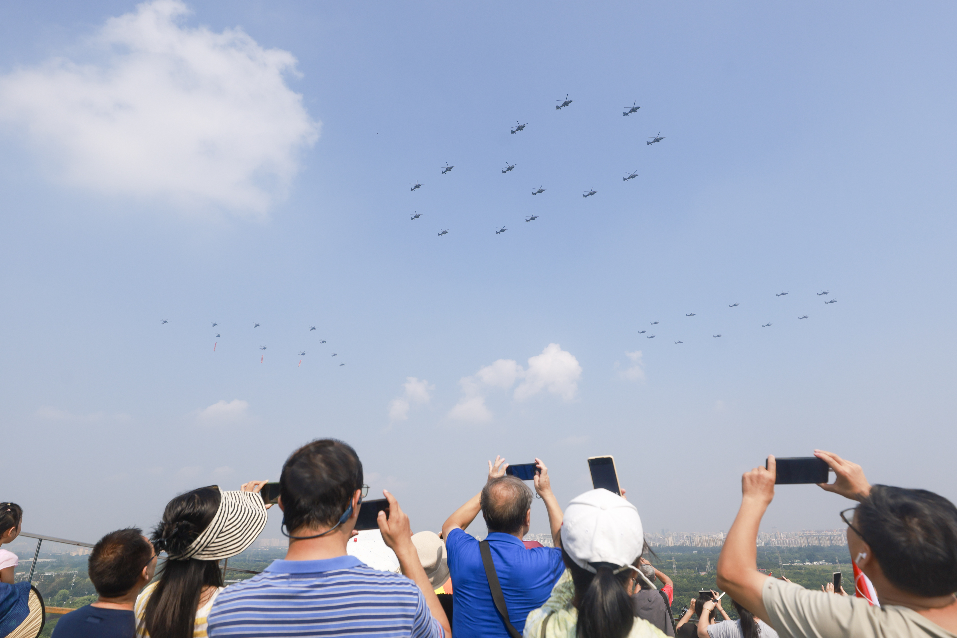 民眾關(guān)注空中梯隊(duì)