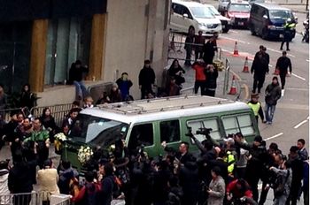 邵逸夫遺體移送火葬場(chǎng)靈車布置簡(jiǎn)單車頭綁花球