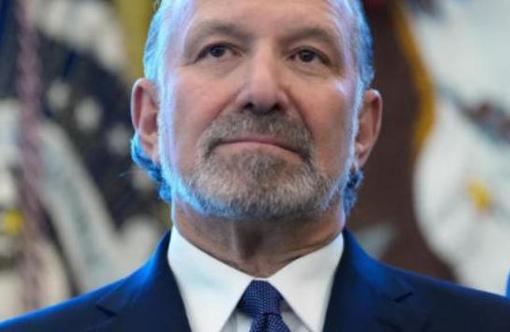 美商務部長承認：曾攜妻兒登上愛潑斯坦私人島嶼