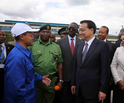 李克強(qiáng)參觀肯國家青年服務(wù)隊:青年就業(yè)是國家的希望