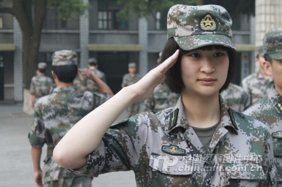 解放軍男兵連里的90后女兵為士兵做通思想工作